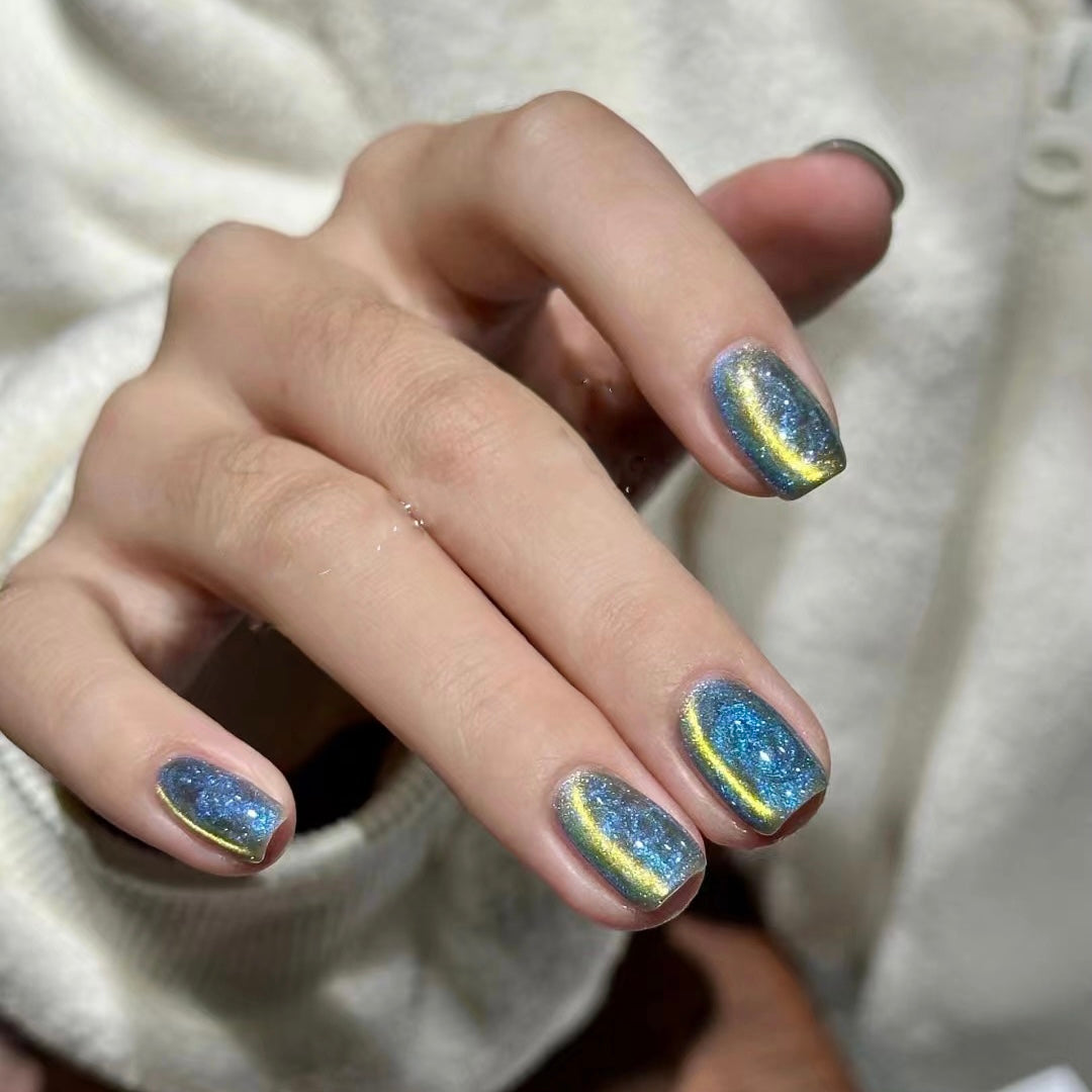 Aurora thread cat eye manicure
